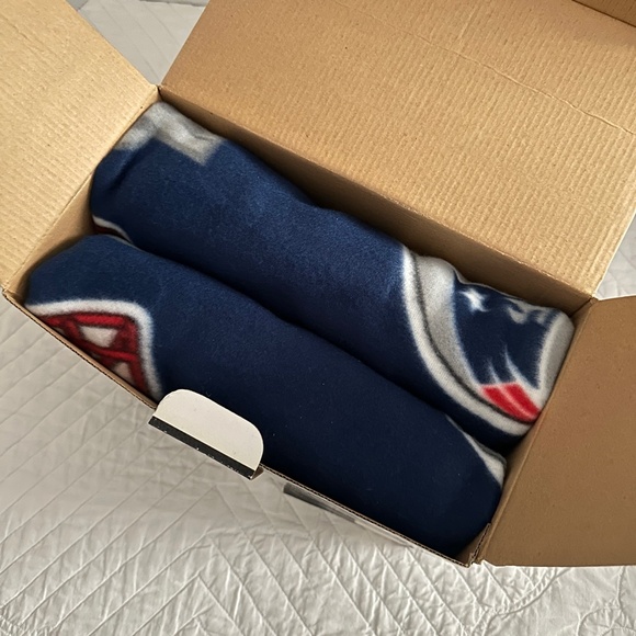 New England Patriots Comfy Throw Huddler Snuggie Style Blanket NFL Northwest - Picture 9 of 10